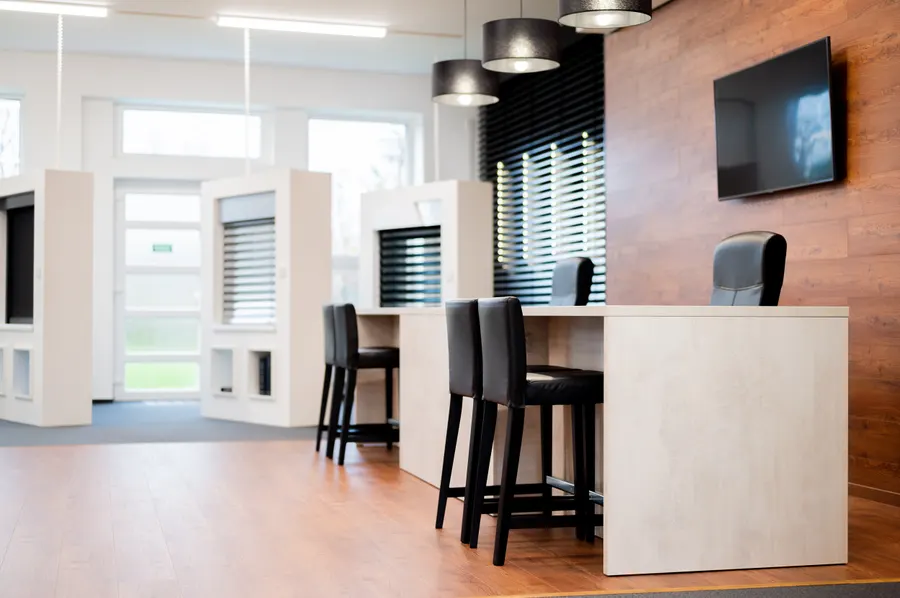 Showroom s výstavními okny a posezením u pultu